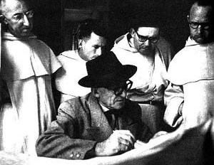 Figura 1: Corbusier em companhia de monges beneditinos, na ocasião do projeto para La Tourette, na década de 50 [Covento de La Tourette]