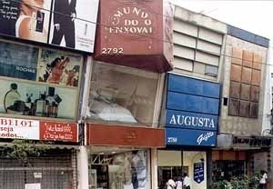 Rua Augusta, São Paulo, 2000 – Fachada de lojas que explicitam a importância dos suportes para os anúncios e das cores utilizadas em detrimento do tratamento arquitetônico das fachadas