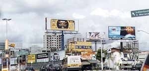Avenida Brigadeiro Faria Lima, 2000 – Anúncios em outdoors e luminosos. Congestionamento de informações, cores, símbolos e confusão para a leitura das mensagens