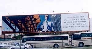 Avenida Brigadeiro Faria Lima, 2000 – Anúncio com dimensões superiores às determinadas pela Central de Outdoor (9 x 3m) mostram como novas técnicas de impressão, como a gigantografia, permitem que isto ocorra