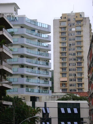 A presença da varanda nos edifícios residenciais do Rio de Janeiro, indicando a importância desse espaço de transição entre a casa e a rua para os hábitos de moradia do carioca<br />Foto Helena Lacé 