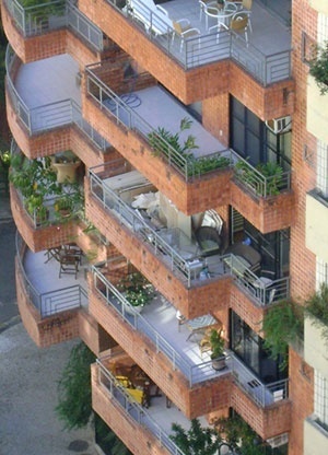 A varanda como espaço de transição entre a casa e a rua<br />Foto Helena Lacé 