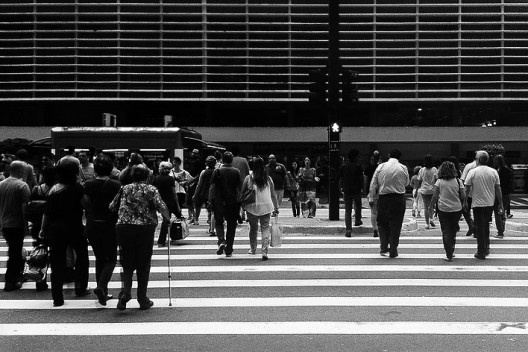Travessia de pedestres em avenida, São Paulo<br />Foto Abilio Guerra 