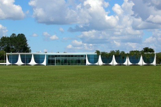 Palácio da Alvorada. Arquiteto Oscar Niemeyer<br />foto Leonel Ponce  [Wikimedia Commons]