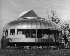 Fig. 1: Casa Dymaxion Wichita, Buckminster Fuller, 1946<br />Foto Wendell Burnett  [http://tsl8.blogspot.com/2007/12/buckminster-fullers-round-dymaxion.html]