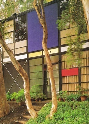 Fig. 2: Casa Eames, Charles Eames em parceria com Eero Saarinen, Califórnia, 1949 [STUNGO, Naomi. Charles e Ray Eames. São Paulo : Cosac & Naify, 2000. p. 30]