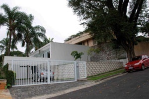 Fig. 6: Vista frontal da Casa do Pacaembu<br />Foto Angela di Sessa 