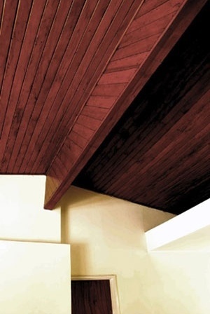 Fig. 10: Vista do interior da Casa de Interlagos: a viga de madeira, em estrutura lamelar, formada por tábuas justapostas, sustenta a cumeeira da cobertura em duas águas<br />Foto Angela di Sessa 
