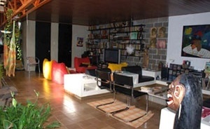 Fig. 13: Casa do arquiteto: área de estar, com vedação em bloco de concreto e abertura para o pátio interno<br />Foto Angela di Sessa 