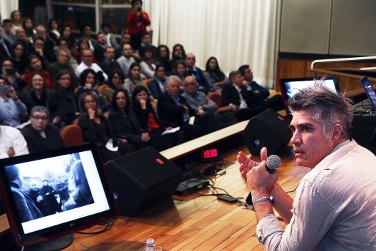 Alejandro Aravena em conferência na FAU UniRitter<br />Foto divulgação 