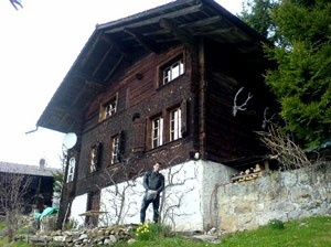 Um morador dos Alpes, na Suíça, e sua casa com porão e sótão