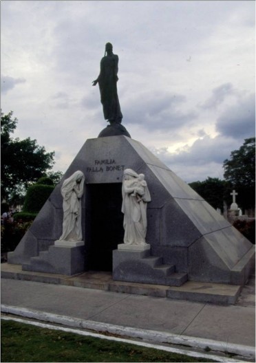 Cemitério de Havana. Escultura de Rita Longa.  Mausoléu da Família Falla Bonet, 1940<br />Foto Roberto Segre 