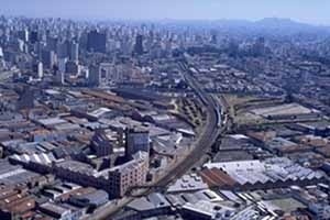 The fragmented and mutant territory of Sao Paulo in four moments. Moment 1: railroad axis downtown and its wastelands<br />Foto Nelson Kon 