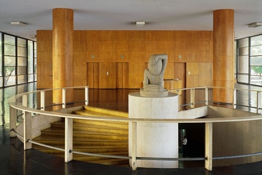 Ministério da Educação e Saúde, posteriormente Ministério da Educação e Cultura e atual Palácio Capanema, Rio de Janeiro RJ Brasil, 1936-1945. Arquitetos Lúcio Costa, Oscar Niemeyer, Affonso Eduardo Reidy, Jorge Moreira, Carlos Leão e Ernani Vasconcellos<br />Foto/Photo Nelson Kon 