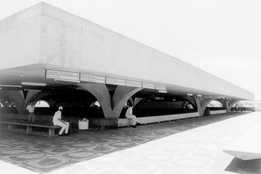 Estação Rodoviária de Jaú, acesso pela rua Saldanha Marinho, Jaú SP, 1973. Arquiteto João Batista Vilanova Artigas<br />Acervo Marcos Faccioli Gabriel, 1998 