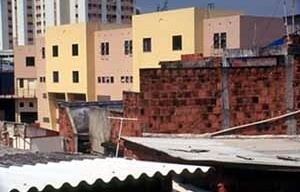 Nuevas viviendas en la favela de Sossego, zona Norte de Rio de Janeiro. Estudio Archi 5.<br />Foto R. Segre 