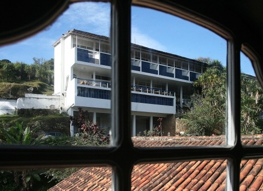 Grande Hotel de Ouro Preto, Oscar Niemeyer. Vista a partir da Casa do Conto<br />Foto Abilio Guerra 