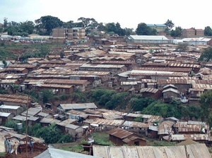Fórum Urbano Mundial em Nairóbi 2002. Kibera: Maior favela africana. [Fórum Nairóbi 2002 <wwww.affordablehousinginstitute.org/>]