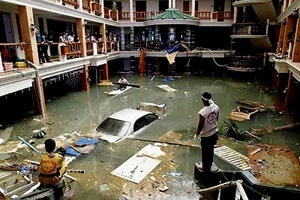 Destruição causada pelo Tsunami em hotel na Tailândia [http://www.tsunamis.com]