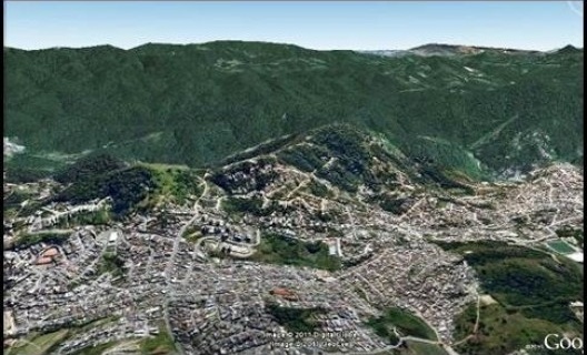 Espraiamento geográfico da RMSP a Norte sobre a Serra da Cantareira e morraria associada<br />Imagem Google 2011 editada por ARSantos 