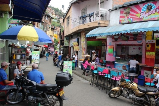 Entorno da Comunidade Santo Domingo em Medellín<br />Foto Roberto Ghione 