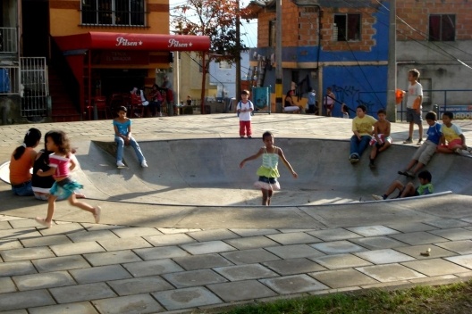 Espaço público sendo usado pela população local<br />Foto Noemi Zein Teles 
