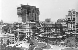 À esquerda, Edifício Martinelli, em construção; à direita Edifício Sampaio Moreira. Vale do Anhangabaú, São Paulo, 1927 [SAN/DIM/DPH/SMC/PMSP]