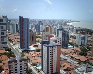 Fig. 12: O centro das camadas de alta renda, no Bairro de Manaíra. O Cenário urbano protagonizado pelo luxo, moda e consumo. Presença cada vez mais forte das edificações verticais<br />Foto Paulo Falconi, 2007 