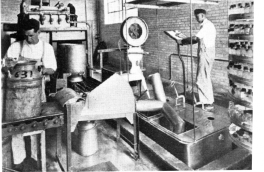 Processo de beneficiamento do leite: recepção do leite na usina [SAVAGE, 1933]