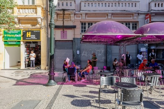 Calçadão e mobiliário urbano da rua XV de Novembro, Curitiba PR<br />Foto Guilherme de Oliveira 