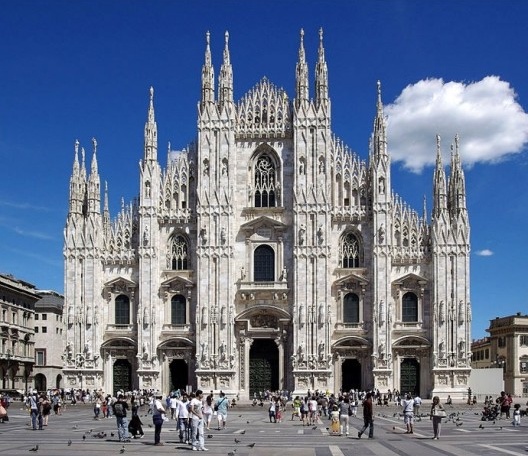 Vista da fachada da Catedral de Milão em 2011<br />Foto Jakub Hałun  [Wikimedia Commons]