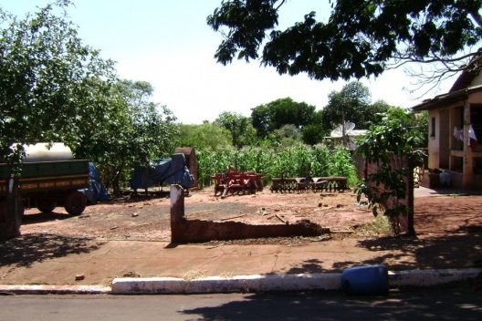 Destinação de lote para cultivos agrícolas e para estacionamento de maquinários agrícolas em Iguaraçu/PR<br />Foto das autoras 