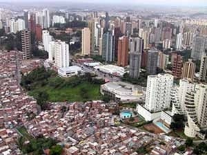 Vista aérea do bairro do Morumbi, São Paulo. Favelas ao lado de edifícios de alto padrão<br />Foto Rein Geurtsen/ Workshop Rios Urbanos, 2003 