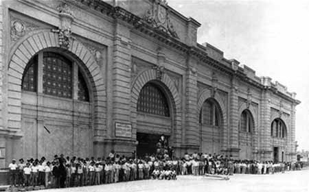 Funcionários em frente ao Mercado Municipal, Arquitetos Severo e Villares. Projeto de intervenção de Pedro Paulo Melo Saraiva. Foto de 1932 [FAUUSP]