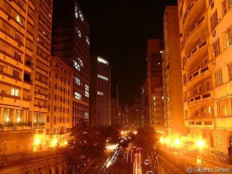 Imagem Vista noturna de Porto Alegre [www.portoimagem.com, 2005]