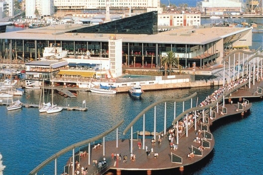 Figura 10 – Vista da renovação do Port Vell, Barcelona: shopping com cinemas, marina e passeio em deck retrátil para passagem dos barcos [In Pozueta, J. 1996]