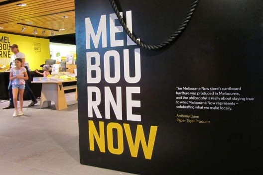Entrada da loja da exposição, com os dizeres “The Melbourne Now store’s furniture was produced in Melbourne, and the philosophy is really about staying true to what Melbourne Now represents – celebrating what we make locally.” <br />Foto Gabriela Celani  [http://www.ngv.vic.gov.au/melbournenow/projects/528]