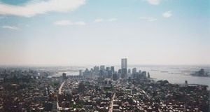 Vista aérea de Lower Manhattan a partir de Midtown [upload.wikimedia.org/wikipedia/en/e/e0/Esbwtcview.jpg]