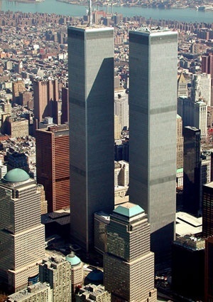 Torres Gêmeas do WTC<br />Foto tirada em março de 2001  [upload.wikimedia.org/wikipedia]