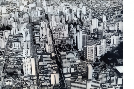 CURITIBA E PARANA EM FOTOS ANTIGAS: A Praça Tiradentes com grande movimento  na década de 1950 em 2023