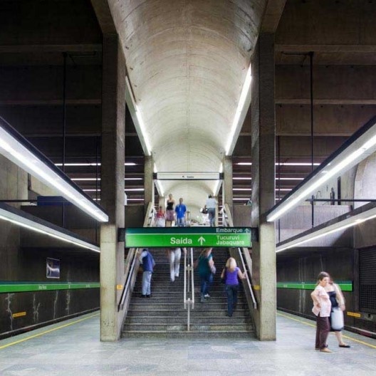 Estação Ana Rosa de metrô, linha 1, São Paulo. Marcello Fragelli (coordenador) e equipe de arquitetos<br />Foto Nelson Kon 