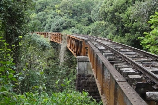 Uma das várias pontes férreas no percurso entre as cidades de Viadutos e Gaurama<br />Foto Matheus Rigon 