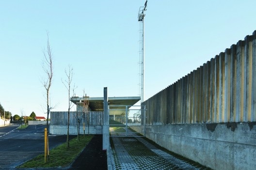 Campo de fútbol A Gandareira, Silleda, Pontevedra, España, 2018. Arquitectos Abraham Castro Neira y Carlos Alberto Pita Abad<br />Foto Juan Rodríguez 