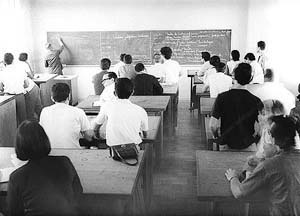 Alunos durante aula teórica. <br />Foto-Documentação Sylvio de Vasconcellos, década de 1950 