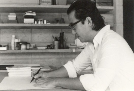 Ruy Ohtake em seu escritório, 1965<br />Foto divulgação 