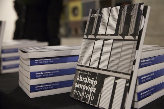 Mesa de livros, festa de lançamento do livro “Abrahão Sanovicz, arquiteto”, IAB/SP, 22 ago. 2017<br />Foto Fabia Mercadante 