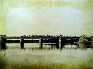 Antiga Ponte Grande, cerca de 1880<br />Foto Militão Augusto de Azevedo  [LEMOS, Carlos A. Cerqueira. O álbum de Afonso]