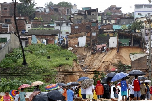  Mãe Luiza – lamentável episódio de deslizamento em bairro desfavorecido de infraestrutura básica<br />Foto Canindé Soares 