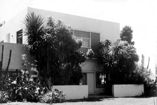 Casa da rua Santa Cruz, jardim com grupo de cactáceas, São Paulo SP. Gregori Warchavchik, 1927-28 [Acervo Gregori Warchavchik]