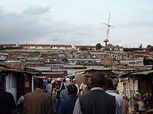 Fórum Urbano Mundial em Nairóbi 2002. Expansão de Kibera ao longo de vale próximo ao reservatório Nairóbi. [Fórum Nairóbi 2002 <www.affordablehousinginstitute.org/>]